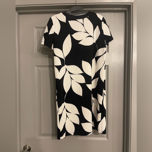 London Times Black and White Print Shift Dress - Picture 2 of 4